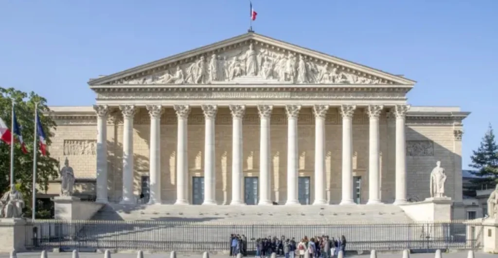 França proíbe redes sociais para menores de 15 anos e amplia debate sobre proteção de crianças na internet