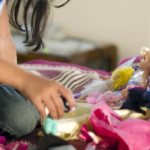 Menina de 3 anos é diagnosticada com sífilis e avó e namorado são presos em investigação de violência sexual